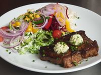 Salatteller mit Steak